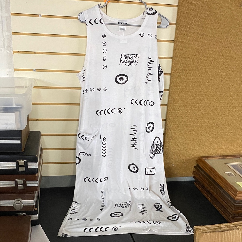 White Sleeveless Dress with Black Abstract Print Sz Large